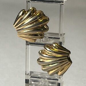 Vintage unsigned Gold-tone Shell Clip-On Earrings